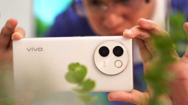 A camera on a phone
Description automatically generated