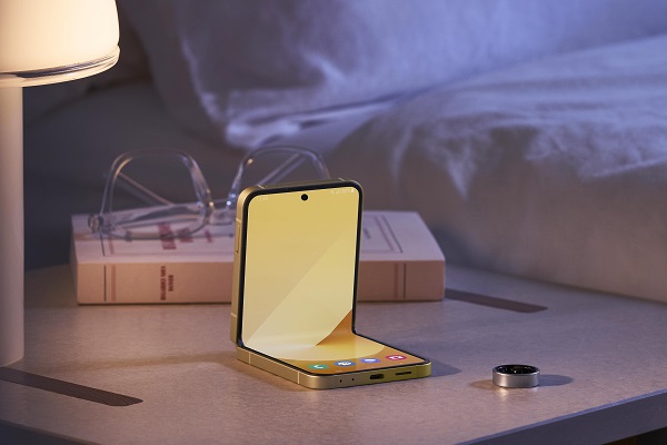A two smart phones on a table
Description automatically generated