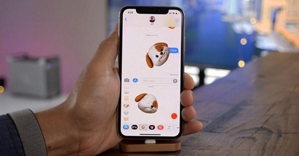 A hand holding a cellphone
Description automatically generated